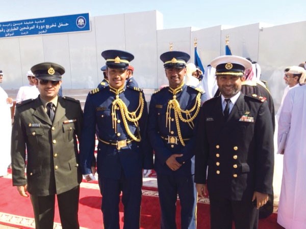  المقدم احمد المساعيد مع الطالبين عبدالرزاق الخضر وحمد المطيري ويبدو الرائد ناصر الحجرف