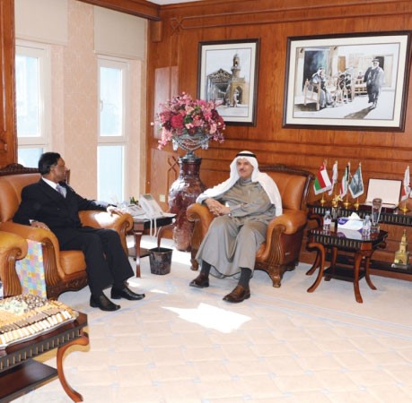  الشيخ سلمان الحمود مستقبلا السفير البنغلاديشي اللواء محمد اصحاب الدين﻿