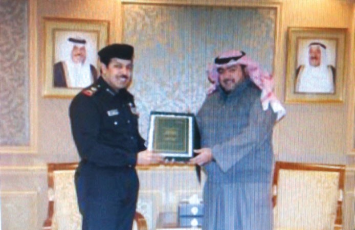 الشيخ ثامر العلي يتلقى نسخة من رسالة الدكتوراه من اللواء الركن دمحمد الديحاني