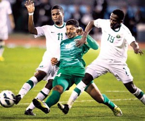 الاخضر والعراقي خلال مواجهتهما في خليجي 21