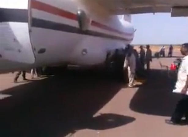 بالفيديو.. «عاملون» بالخطوط الجوية السودانية يدفعون طائرة بأيديهم لإقلاعها