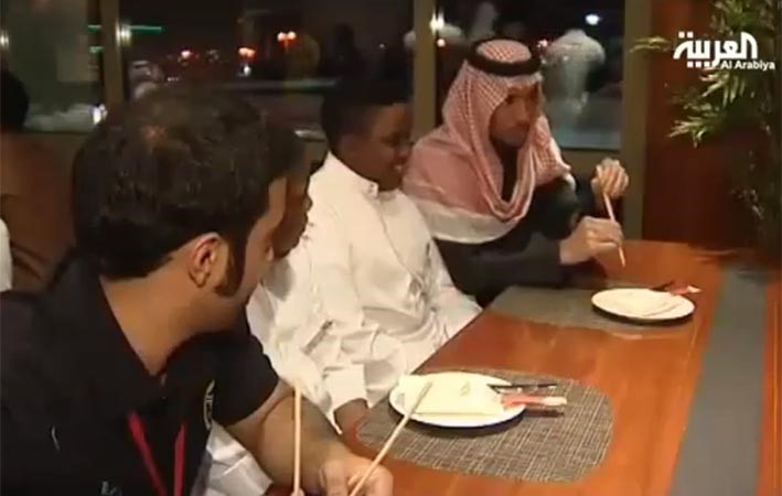 بالفيديو.. ممثلون سعوديون يخدمون الزبائن في أحد مطاعم الرياض