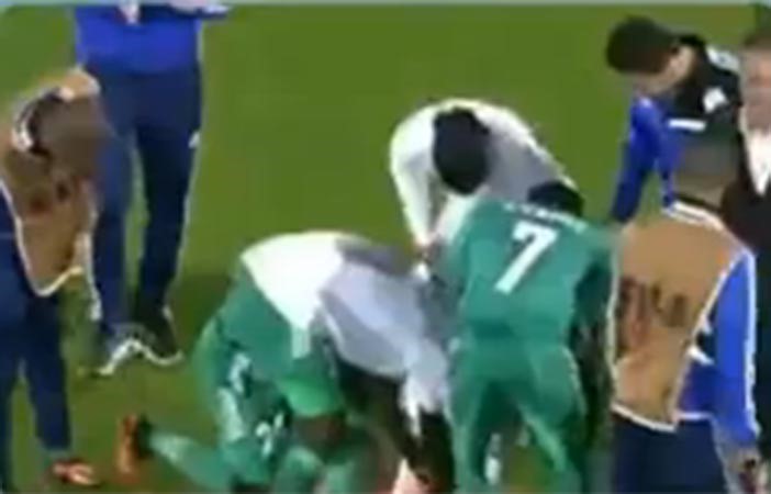 بالفيديو.. تصرف غريب للاعبي «الرجاء» المغربي بتهافتهم للحصول على حذاء «رونالدينيو»!