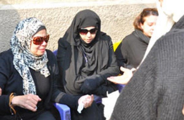 بالصور.. شاهد ماذا ارتدت فيفي عبده في جنازة جمال إسماعيل