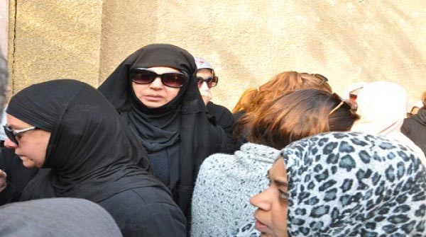 بالصور.. شاهد ماذا ارتدت فيفي عبده في جنازة جمال إسماعيل