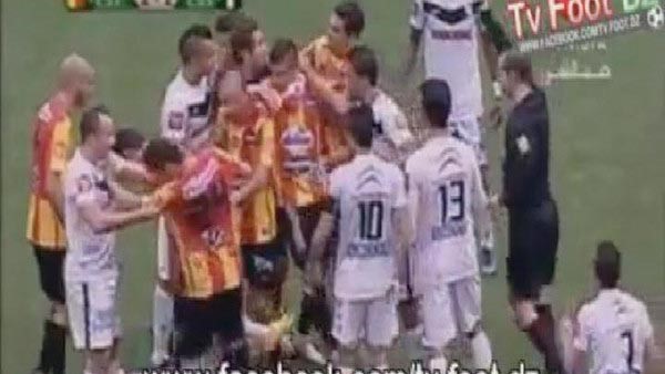 بالفيديو.. لاعب "جزائري" يلكم تونسيًا بوحشية 