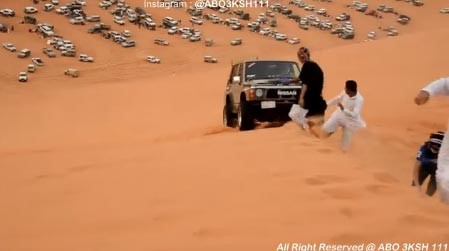 بالفيديو.. انقلاب سيارة على أحد المتفرجين خلال استعراض خطير في  الصحراء