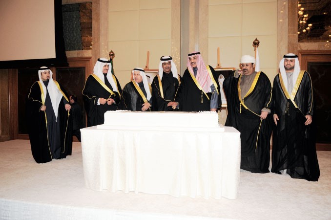 الشيخ صباح الخالد مشاركا السفير حمد ال حنزاب في قطع كيكة الاحتفال بمشاركة ممثلي سفراء دول التعاون﻿