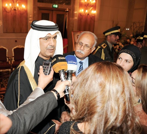 السفير حمد ال حنزاب متحدثا الى الصحافيين﻿