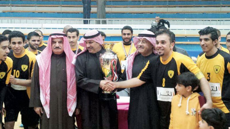 كابتن القادسية مشاري النكاس يتسلم الكاس من جالي الجريد