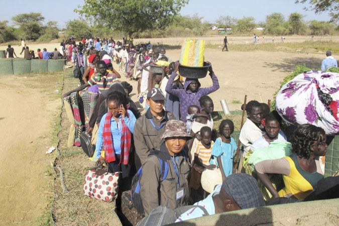 اللاجئون من جنوب السودان يتدفقون على احد معسكرات الامم المتحدة بمدينة بور امس رويترز