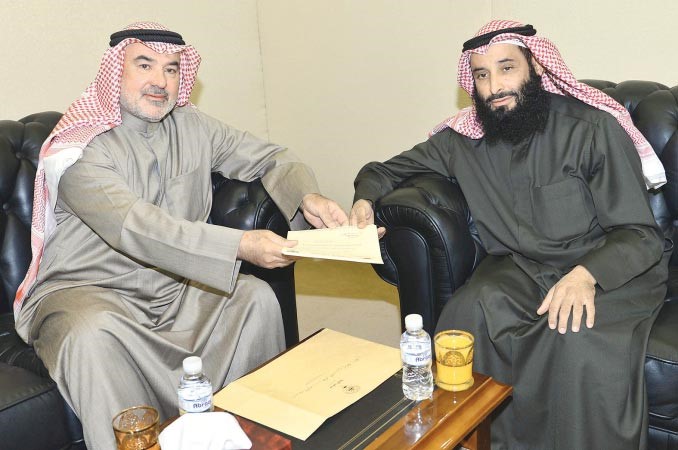 النائب صالح عاشور يقدم صحيفة استجوابه لرئيس مجلس الامة بالانابة سعود الحريجي