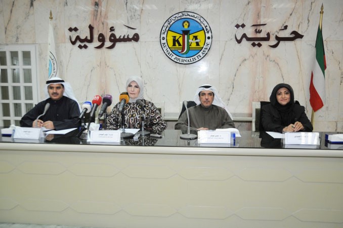 دحسن جوهر والمحامية كوثر الجوعان ودفاطمة العبدلي واحمد العبيد خلال الندوة﻿