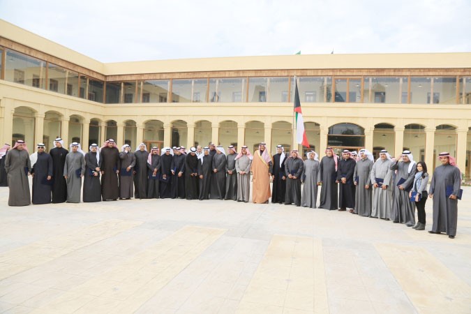 الشيخ صباح الخالد والسفير خالد الجارالله في لقطة جماعية مع الديبلوماسيين الذين انهوا برنامج استراتيجيات اقتصادية وتجارية للديبلوماسيين ﻿