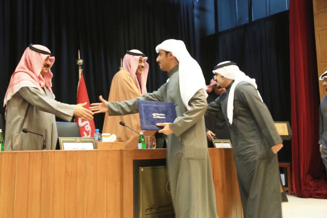 الشيخ صباح الخالد وخالد الجارالله خلال تكريم احد الديبلوماسيين﻿