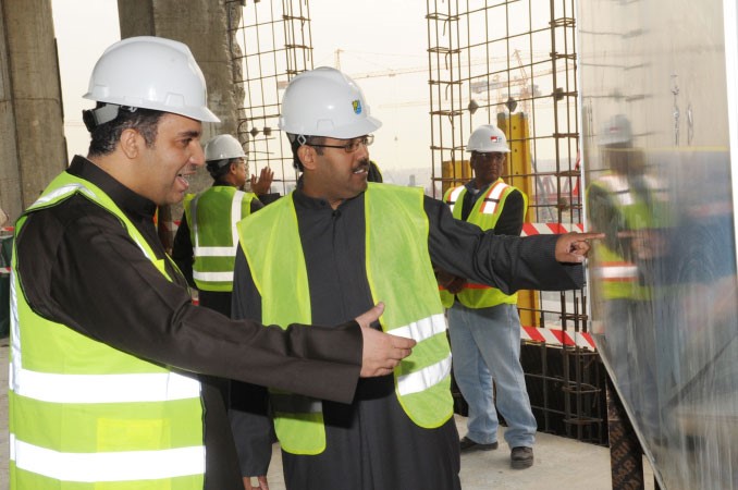 دمحمد الخضر يستمع لشرح عن المشروعاسامة ابوعطية