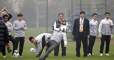 بالفيديو والصور.. «انزلاقة» بيكهام تتصدر أظرف اللقطات الرياضية لعام 2013 