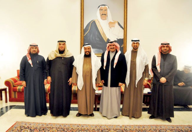 منيف العجمي متوسطا ابناء الشيخ فهد المالك في الديوانية