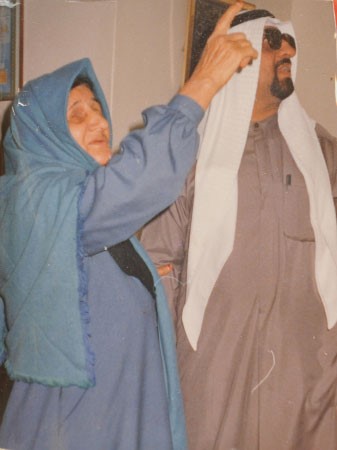 المحامي عبدالعزيز طاهر الخطيب مع والدته زينب الكوت