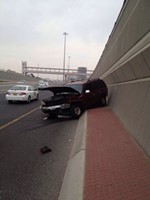 نقل احدى السيارات المتصادمة الى جانب الطريق