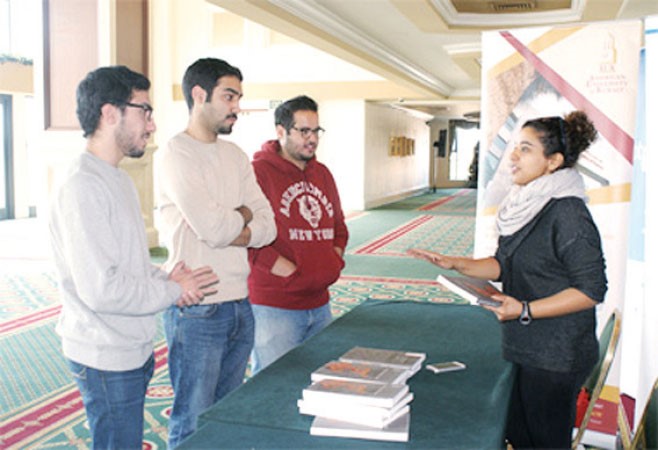وتشرح للطلبة حول مزايا التعليم في الجامعة الاميركية