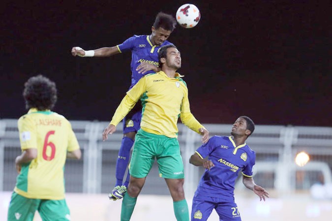 لاعب النصر ابراهيم غالب يبعد الكرة براسه موقع النصر