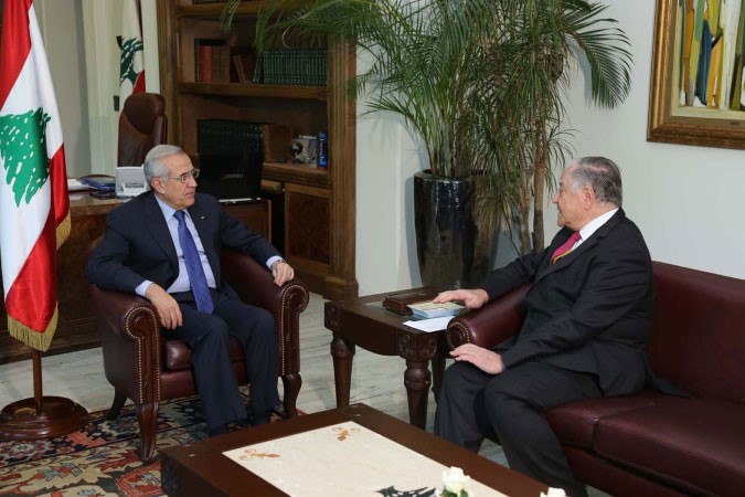 الرئيس ميشال سليمان مستقبلا وزير العدل السابق ابراهيم نجار في بعبدا امس محمود الطويل