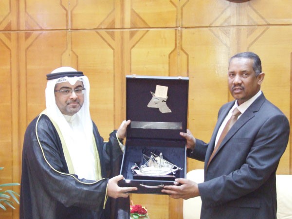 رئيس البرلمان السوداني مستقبلا سفيرنا بالخرطوم طلال الهاجري 