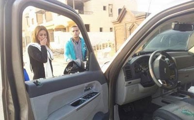 بالصور.. مي سليم وابنتها تنجوان من الموت بعد تحطيم "الأخوان" سيارتها 