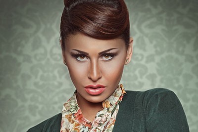 بالصور.. مي سليم وابنتها تنجوان من الموت بعد تحطيم "الأخوان" سيارتها 