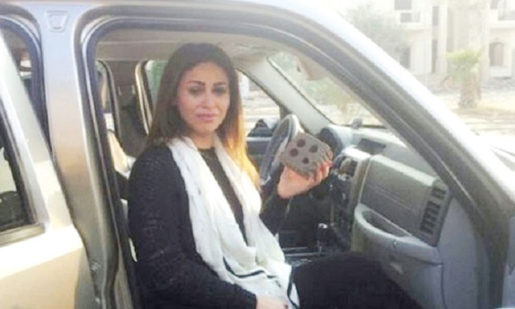 بالصور.. مي سليم وابنتها تنجوان من الموت بعد تحطيم "الأخوان" سيارتها 