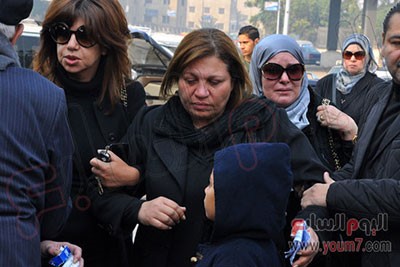 بالصور.. إلهام شاهين بالعباءة والحجاب في وداع زهرة العلا