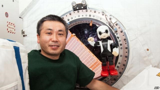 بالفيديو..لأول مرة في التاريخ محادثة بين رائد فضاء ورجل آلي في مدار الارض!