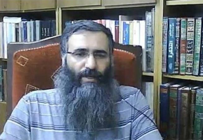 بالفيديو.. شيخ سلفي يبيح اتخاذ الرجل 50 جارية سورية ملكًا ليمينه