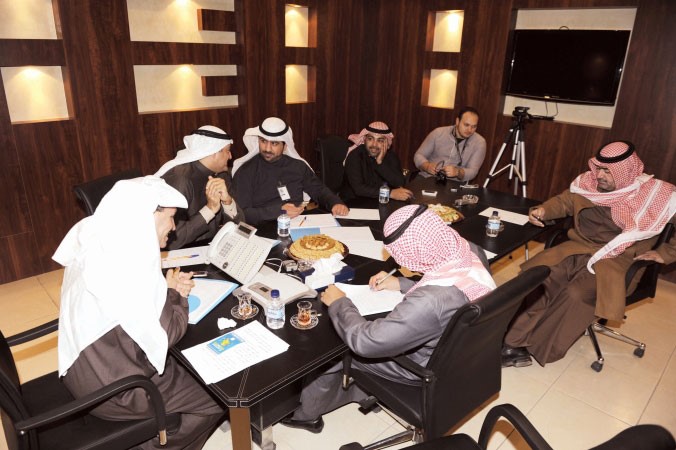 النائب محمد طنا خلال اللقاء ويبدو رئيس قسم الموقع الالكتروني الزميل علي محمد 