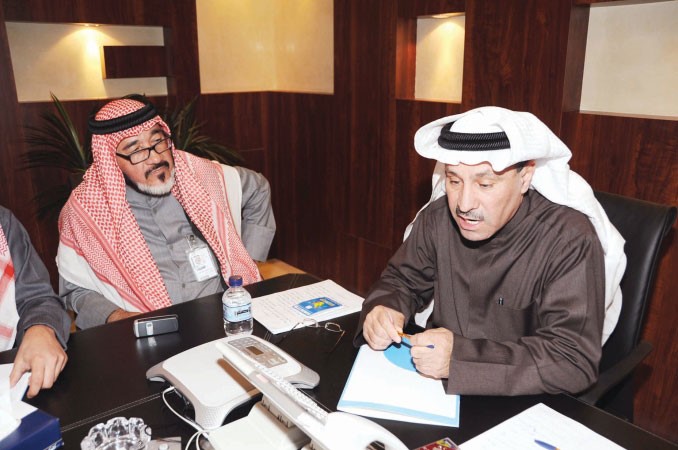 مستشار الادارة العامة الزميل يوسف عبدالرحمن يتابع ردود النائب محمد طنا على القراء سالم الشمري