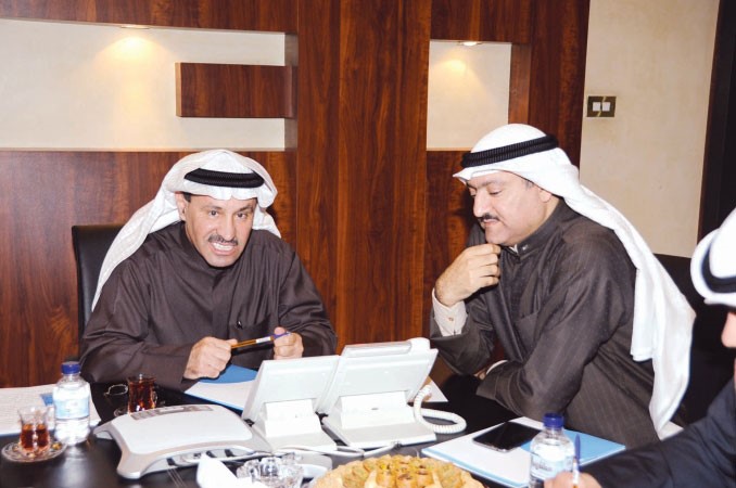 النائب محمد طنا خلال اللقاء ومتابعة من سكرتير تحرير الشؤون البرلمانية الزميل حسين ا لرمضان