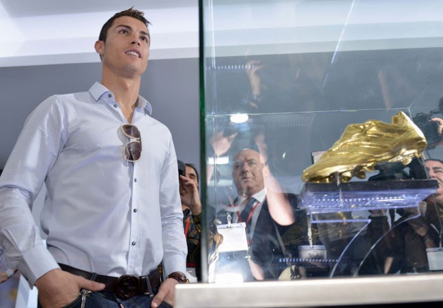 نجم ريال مدريد كريستيانو رونالدو امام احدى جوائزه 	اپ﻿