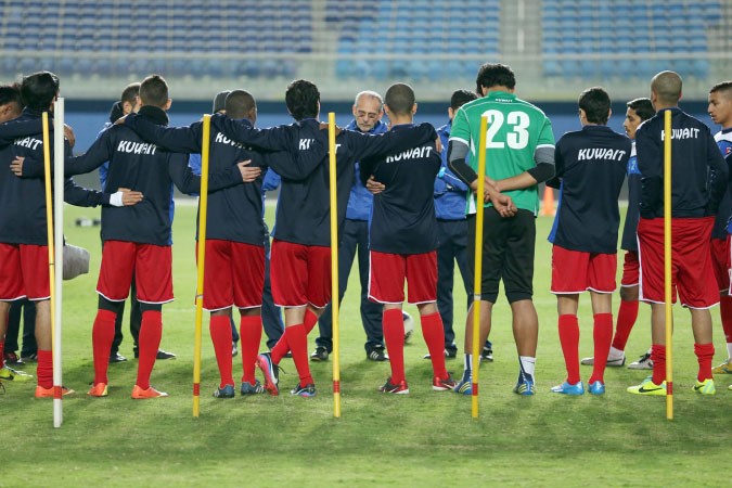 لاعبو ازرق الرديف يستمعون الى توجيهات المدرب فييرا عادل اليعقوب 