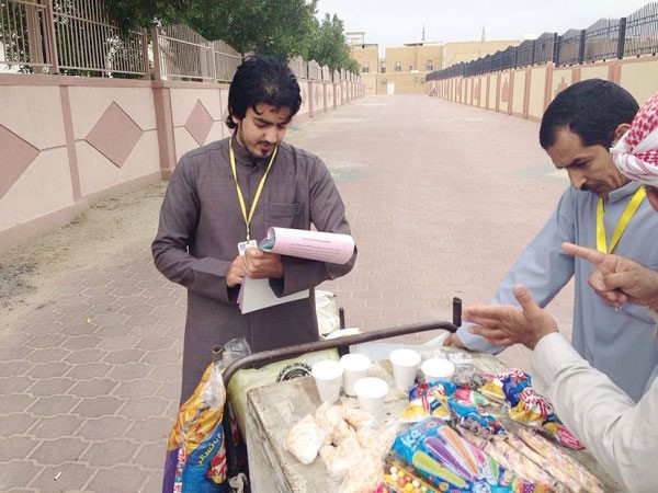 مفتشو البلدية خلال الحملة على باعة الايس كريم﻿