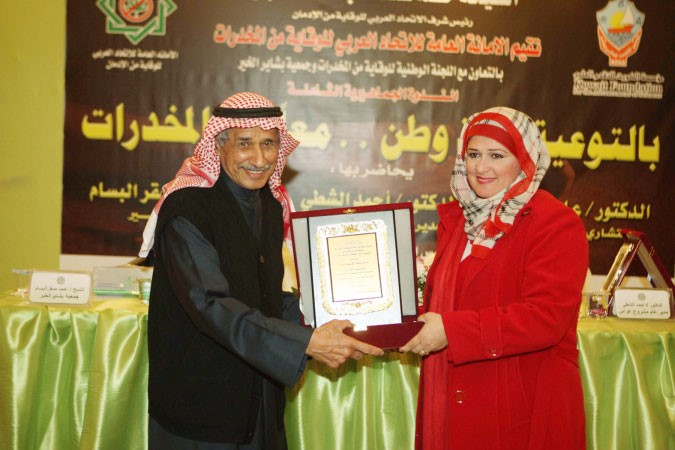 تكريم الانباء تتسلمه الزميلة حنان عبدالمعبود