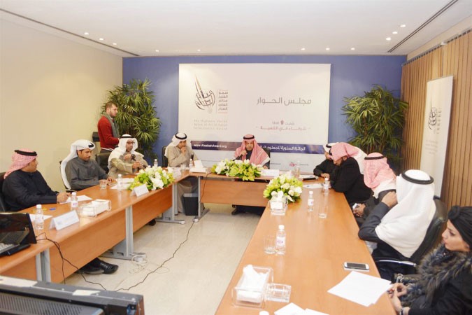 صالح العسعوسي مع المشاركين في الندوة 