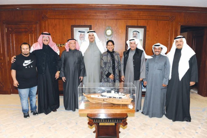 الشيخ سلمان الحمود مستقبلا يوسف الجاسم والشيخة شيخة العبدالله ومحمد ابوالحسن وجاسم البدر وبادي الدوسري وعلي القلاف وخالد الدوسري ومشعل البدر