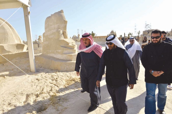 الحمود والوزان اثناء الجولة التفقدية في قرية الرمال