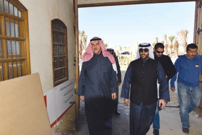 الشيخ سلمان الحمود وضاري الوزان خلال تفقد مشروع كويتي وافتخر