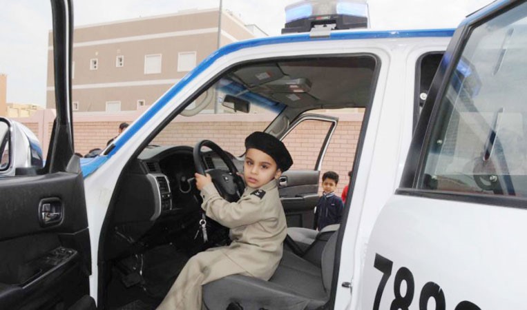 فهد ابو طفرة على كرسي القيادة بسيارة الشرطة
