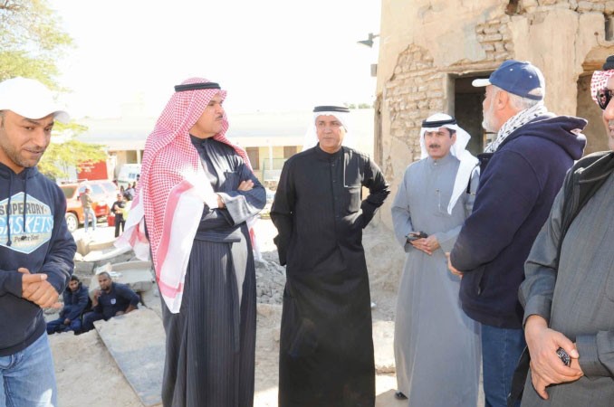 الشيخ سلمان الحمود مع مسؤولي المجلس الوطني للثقافة والفنون والاداب في موقع الحادث