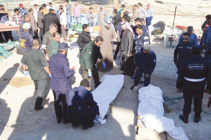 لحظة انتشال جثتي العاملين الاسيويين اسامة ابو عطية