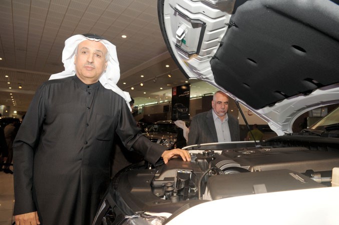 صالح البابطين الرئيس التنفيذي لمجموعة البابطين يطلع على محرك باترول 2014
