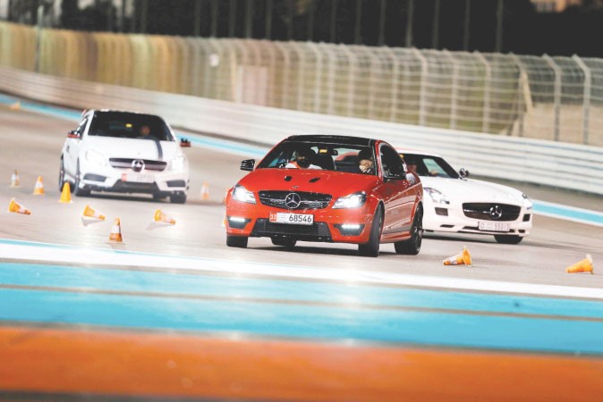 خط المتابعة من سيارات مرسيدس -AMG تركت بصماتها على ياس مارينا حلبة الفورمولا 1 في ابوظبي